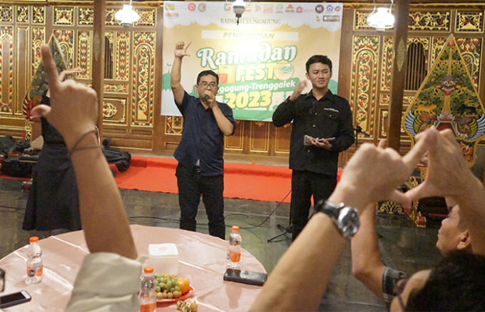 BERSEMANGAT: Harie Pradana saat menjadi motivator dalam acara Ramadan Fest Radar Tulungagung beberapa waktu. (foto: SATRIA  CAHYONO)