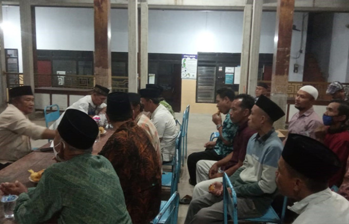 ALOT: Suasana mediasi antara pemilik lahan dan warga terkait kasus tower di Desa Sodo, Kecamatan Pakel. (PEMDES SODO UNTUK RATU)