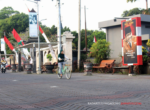IKONIK: Foto Bung Karno dipajang di sepanjang city walk menuju Makam Bung Karno (MBK). (MOCHAMMAD SUBCHAN ABDULLAH/RADAR BLITAR)