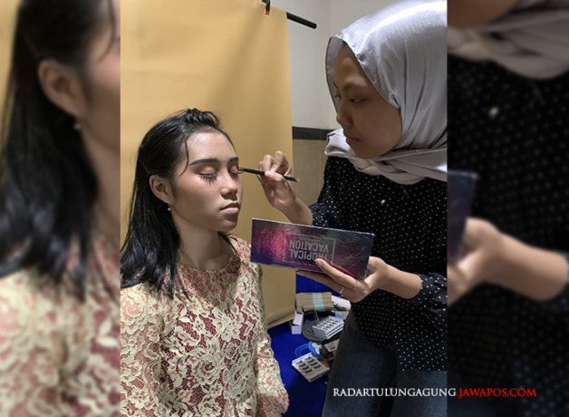 BAGIAN DARI SENI: Iga Aprilia merias wajah kliennya yang akan mengikuti wisuda beberapa waktu lalu. (YUSRIN RAHMAWATI/RADAR BLITAR)