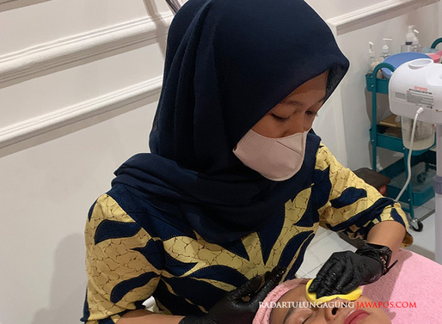 RUTIN: Beberapa orang menjalani treatment facial wajah di salah satu klinik di Kota Blitar, kemarin (19/5). (TITANIA NOOR SHOLEHA/RADAR BLITAR)
