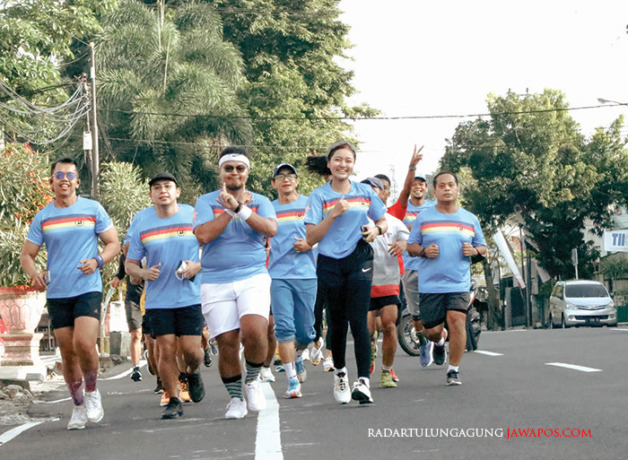 SEHAT BERSAMA: Anggota Run Blitar berlari bersama setiap Minggu mengelilingi Kota Blitar dengan jarak 5K. (RUN BLITAR UNTUK RADAR BLITAR)