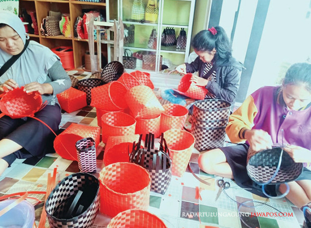UNIK: Beberapa produk kerajinan dari tali kur ini tidak hanya diminati oleh pasar lokal, tetapi juga banyak permintaan dari luar pulau bahkan luar negeri. (MILA INKA DEWI/ RADAR BLITAR)