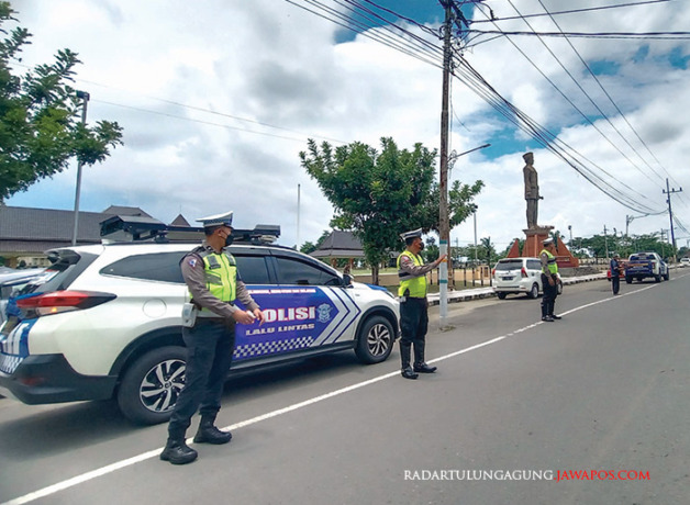 TINDAK TEGAS: Sejumlah personel kepolisian melakukan patroli di ruas Jalan Kusuma Bangsa, Kecamatan Kanigoro, beberapa waktu lalu. (MOCHAMMAD LUKI AZHARI/RADAR BLITAR)