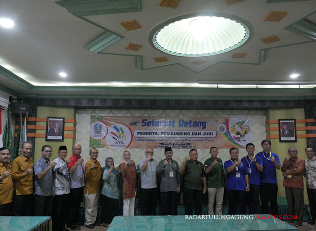 BERSINERGI: Kepala SMK Islam 1 Blitar Solihin (tengah) foto bersama jajaran panitia dan dewan juri LKS SMK Jatim 2023. (ADITYA YUDA SETYA PUTRA/RADAR BLITAR)