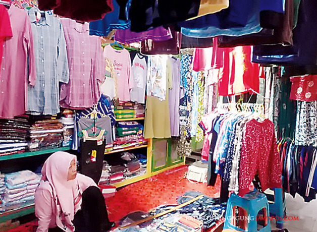 LENGANG: Winarti sedang menunggu pengunjung lapaknya kemarin (22/5). (MILA INKA DEWI/ RADAR BLITAR)