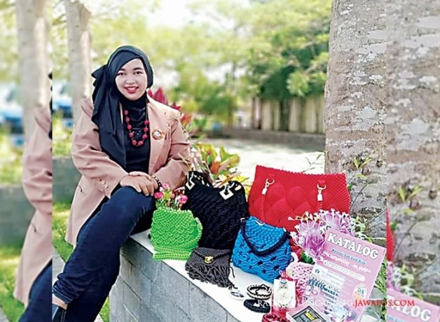 TEKUN: Alfiatun Ni’mah bersama beberapa jenis produk tali kur buatannya. (ALFIATUN NI’MAH UNTUK RADAR BLITAR)