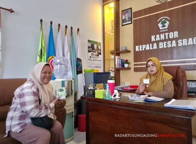Sinergi: Staf Pemasaran Jawa Pos Radar Blitar Lita Eka Cahyani Putri bersama Kades Sragi, Leni Puji Astuti. (LITA EKA/ RADAR BLITAR)