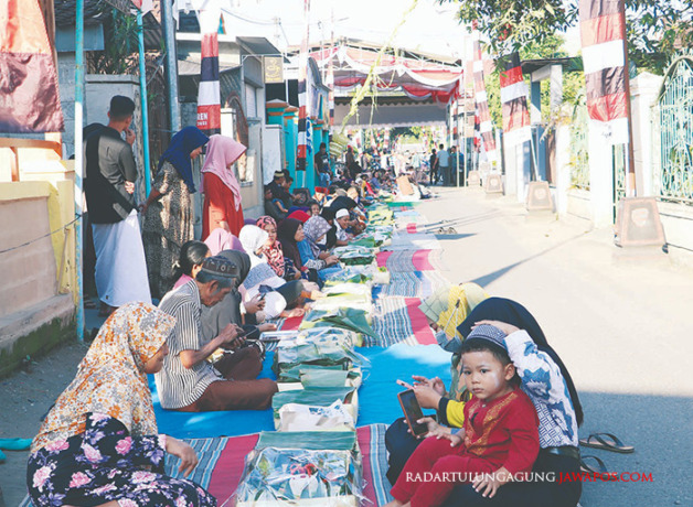 KOMPAK: Warga Kelurahan Blitar saat mengikuti festival 1.000 lengkong, kemarin (25/5). (MILA INKA DEWI/RADAR BLITAR)
