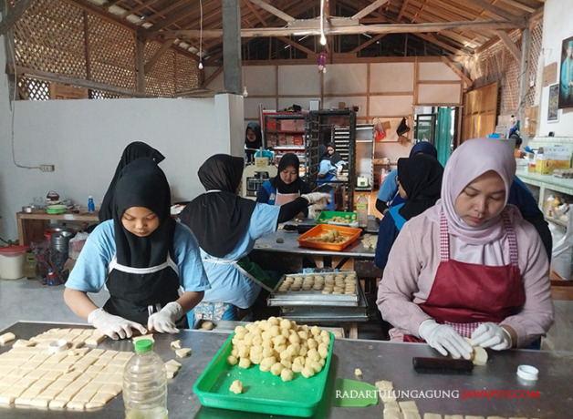JAGA KUALITAS: Sejumlah karyawan memproduksi bakpia aneka rasa, kemarin (25/5). (THORIQUL HABIB/ RADAR BLITAR)