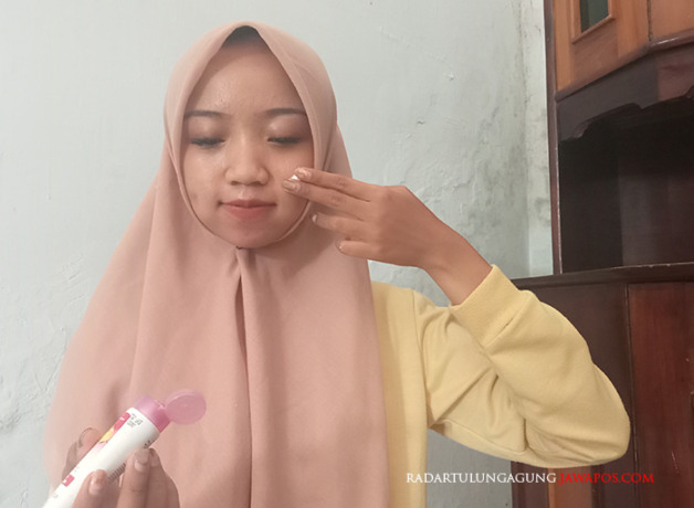 RUTIN: Alvira Viorinda telaten menggunakan produk skincare setiap hari untuk menjaga keindahan kulitnya. (TITANIA NOOR SHOLEHA/RADAR BLITAR)