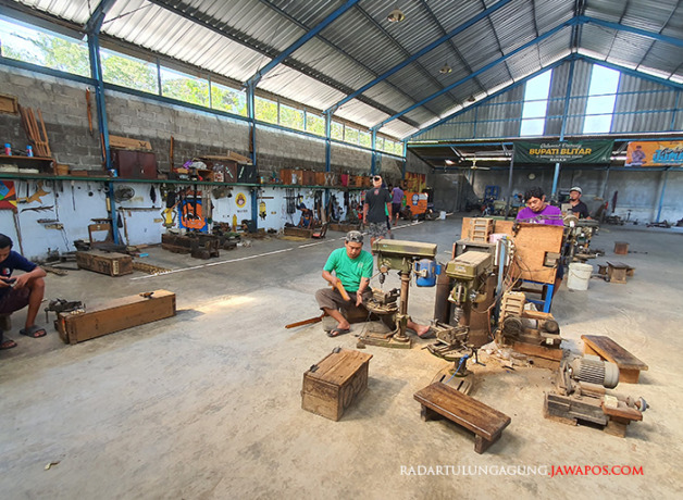 FOKUS: Beberapa pekerja sedang membuat senapan angin. Satu bulan bisa menghasilkan 200 pucuk senapan. (MILA INKA DEWI/RADAR BLITAR)