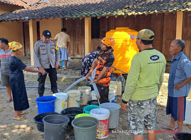 KRISIS AIR: Sejumlah warga Desa Jambewangi, Kecamatan Selopuro, terlihat antre untuk menerima jatah air bersih dari personel BPBD Kabupaten Blitar, kemarin (28/5). (BPBD UNTUK RADAR BLITAR)