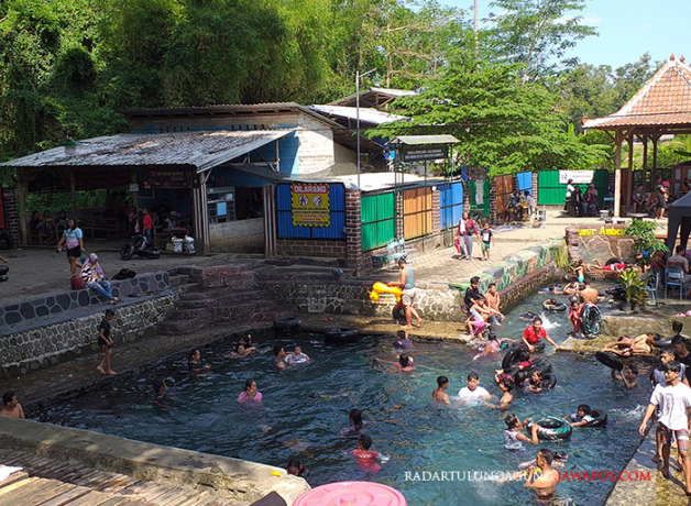 SEGAR: Sejumlah pengunjung berenang di pemandian wisata Sumur Amber di Desa Kandangan, Kecamatan Srengat, kemarin. (Mila Inka Dewi/Radar Blitar)