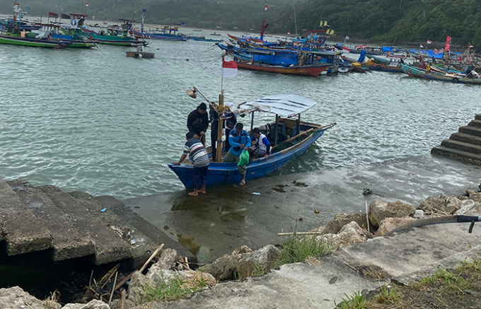 TUMBUHKAN EKONOMI: Pelabuhan di Pantai Popoh, Desa Besole, Kecamatan Besuki, masih bisa dikembangkan lagi dengan adanya JLS. (foto: Satria Cahyono)