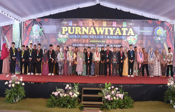 KEBERSAMAAN: Perwakilan peserta purnawiyata Kelas Xll Tahun Ajaran 2022-2023 dalam sesi foto bersama.