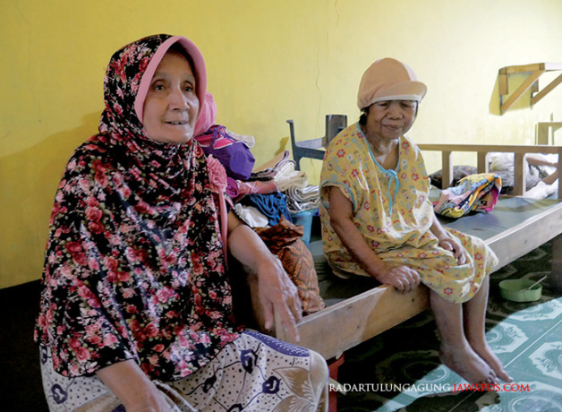 NELANGSA: Sejumlah lansia sedang bersantai di Panti Lansia, Talun, kemarin (29/5). (JIHAN WAHIDA RAHMA SALSABILA/RADAR BLITAR)