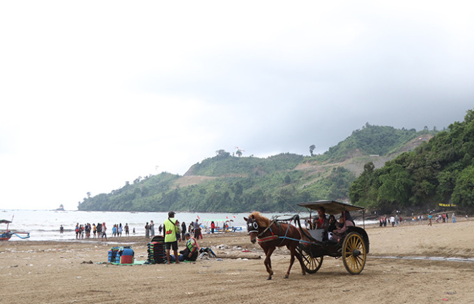 SERU: Wisatawan saat menaiki delman di Pantai Gemah, Desa Keboireng, Kecamatan Besuki.(foto: Satria Cahyono)
