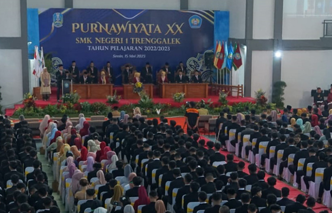 MEGAH: Suasana di dalam Gor Gajah Putih dalam acara purnawiyata SMKN 1 Trenggalek.(FOTO : BIMA FAISAL/ RADAR TRENGGALEK)