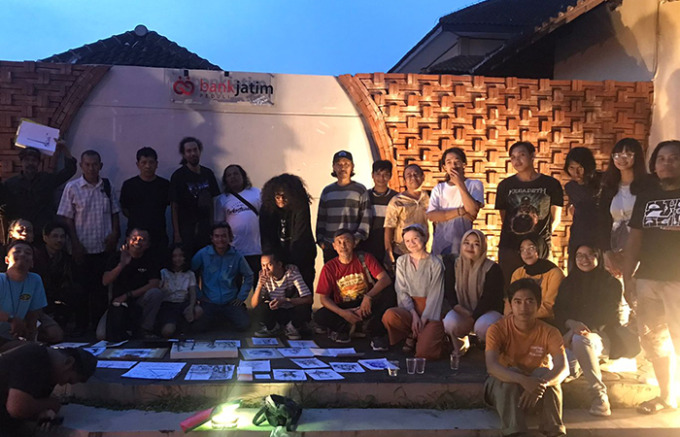 PEDULI:Perupa usai menggambar on the sport di Taman 0 Km. (FOTO : KOMUNITAS GULUNG TUKAR UNTUK RADAR TULUNGAGUNG)