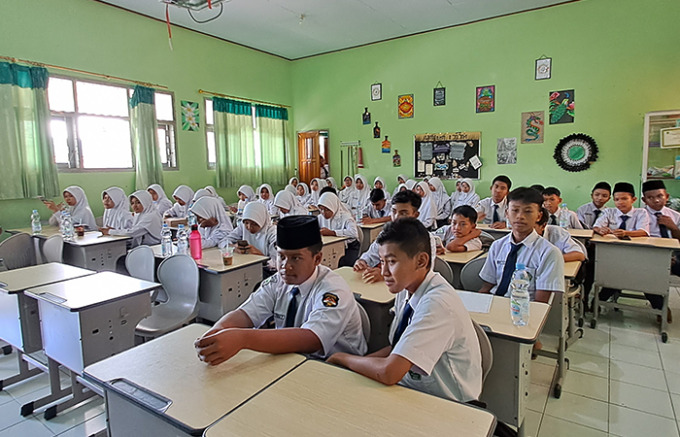 TIMBA ILMU: Siswa MTs ketika berada di dalam kelas untuk mengikuti pelajaran dengan tertib. (FOTO : SATRIO CAHYONO/RADAR TULUNGAGUNG)