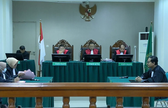 BERKELAKUAN BAIK: Kondisi sidang putusan dua perkara yang menjerat N, yang memberinya masa percobaan selama 10 bulan.(foto: Zaki Jazai)