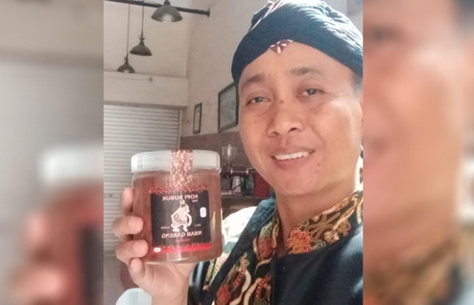 SEMANGAT: Ratno Saputro semangat menekuni usaha pengolahan kopi sejak 2018. (FOTO: Ratno Saputro untuk RATU)