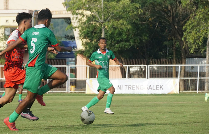 PATUHI ATURAN: Lanjutan putaran kedua Trenggalek Soccer League di Stadion Menak Sopal. Kedua tim menunjukkan permainan terbaiknya agar lolos ke semifinal.
