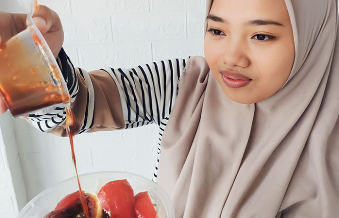 LEZAT: Pedas asam manisnya bumbu kacang menambah kenikmatan rujak buah