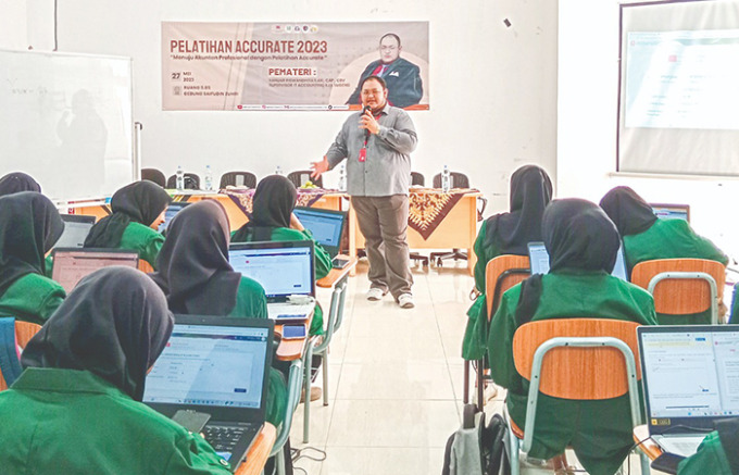 LEBIH PROFESIONAL: Yanuar Riswandhita memberi pembekalan kepada Mahasiswa UIN SATU. (YOS AHADRE/RADAR TULUNGAGUNG).