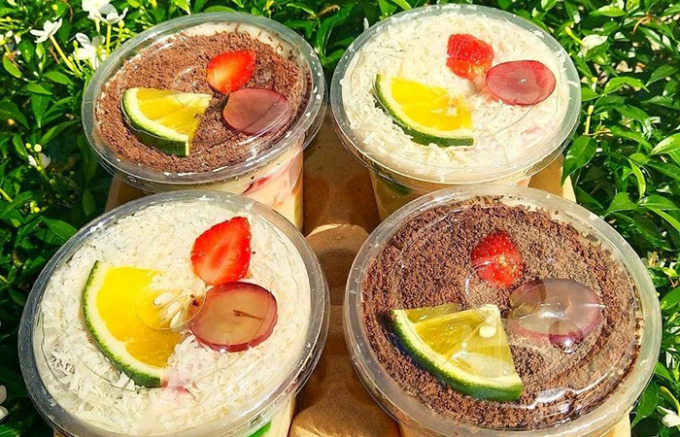 NIKMAT: Hidangan salad buah segar perpaduan buah, susu, dan yoghurt.