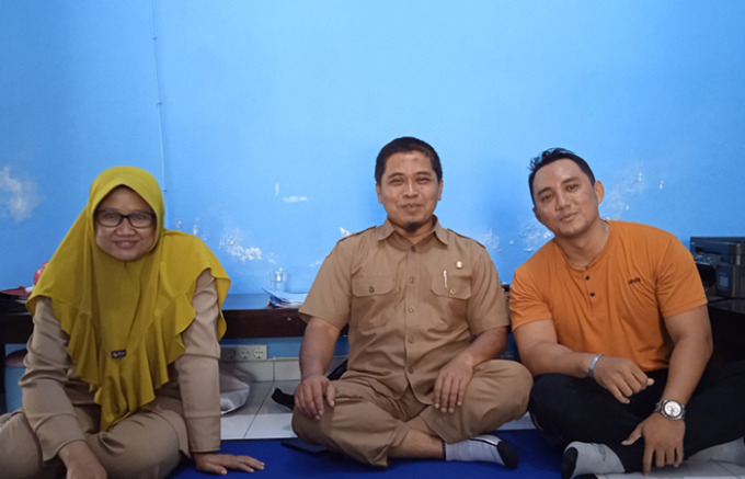 PEDULI MASYARAKAT: Kades Salamrejo Bambang Dwi Putranto (tengah) bersama bidan desa setempat (kanan) perawat desa (kiri) saat berada di ruangan Polindes.(FOTO : GUNAWAN ANDIKA/RADAR TRENGGALEK)