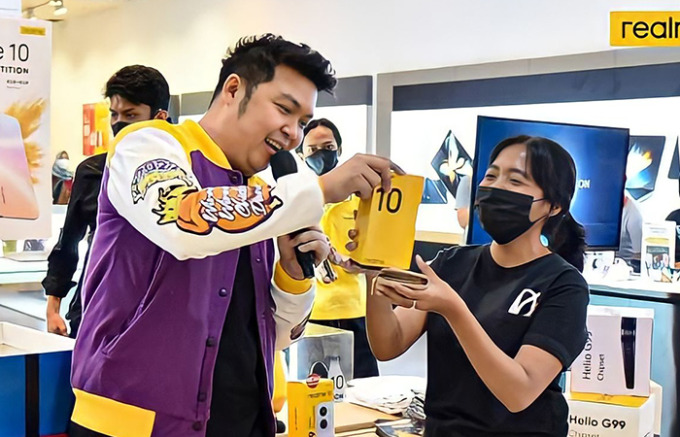 MERIAH: Suasana grand opening Iphone Store dimeriahkan dengan rangkaian hiburan. (FOTO :MEGA MUSTIKA/RADAR TULUNGAGUNG)