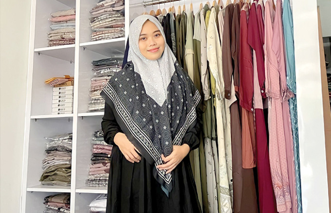 FOKUS: Yayuk Nur Asyifa  yang berbekal tekad dan  keyakinan sukses menjalankan  bisnis busana muslim  berbagai macam model. (YAYUK NUR UNTUK RADAR TULUNGAGUNG)