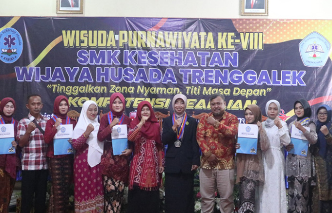 SEMOGA SUKSES: Para wisudawan didampingi orang tua bersama Kepala Sekolah Erna Rohayati SAg (tengah), Kasi SMA/SMK Cabang Dinas Wilayah Tulungagung-Trenggalek Riris Etika Sari SPd (kanan), dan Ketua Yayasan Sekartaji Husada Joko Sutrisno SKepNes MKes (kir