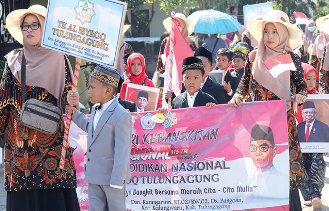 SEMANGAT: Pawai karnaval dan drum band Hari Pendidikan Nasional yang diikuti TK Al Isyroq Tulungagung, pada Sabtu (20/5).