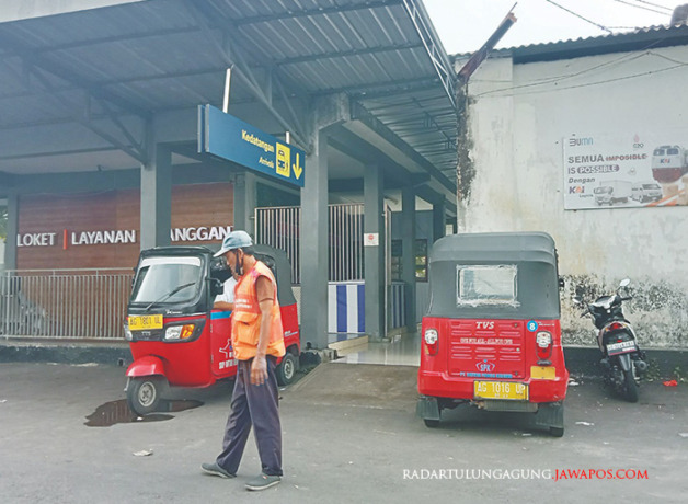 SEPI: Beberapa bajaj parkir di depan Stasiun Kota Blitar, kemarin (4/5). (TITANIA NOOR SHOLEHA/RADAR BLITAR)
