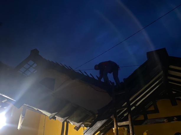 WASPADA: Petugas PLN mengecek listrik di rumah Wiji Astuti, warga Desa Bolorejo, Kecamatan Kauman, terdampak angin kencang kemarin (11/5).(foto: DR Perdana)