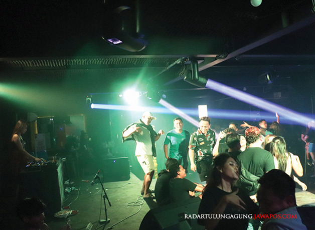 MEMUKAU: Penampilan DJ Zullya Queenly di Wisteria Pup & Music Cafe Puri Perdana Hotel, Sabtu malam (6/5). (DONI SETIAWAN/RADAR BLITAR)