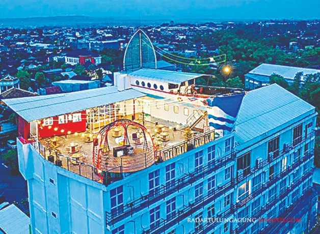 TINGGI: Arrowhead Sundeck Rooftop Café didesain khusus agar pengunjung bisa menikmati keindahan Kota Blitar. (PURI PERDANA HOTEL & CONVENTION HALL FOR RADAR BLITAR)