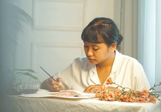 UNIK: Aprilia Shinta ketika menggambar ilustrasi. Foto kiri, karya dari perempuan tersebut. (foto: Aprilia Shinta untuk Radar Tulungagung)