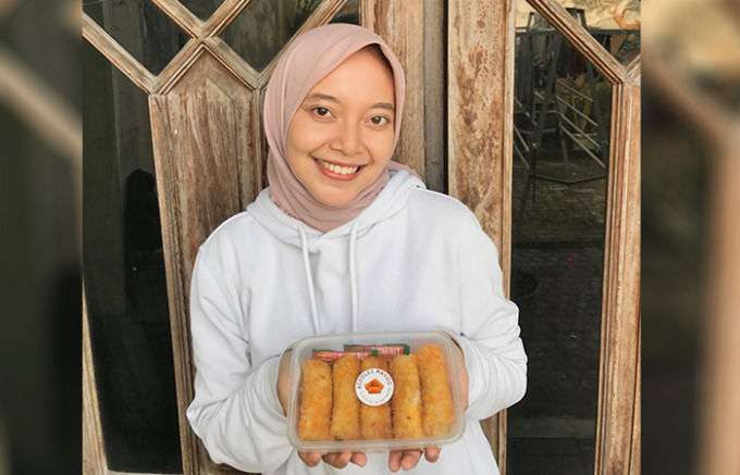 LUMER: Risol mayo garing diluar lumer di dalam..(FOTO : MARRETA RISOL UNTUK RADAR TULUNGAGUNG)