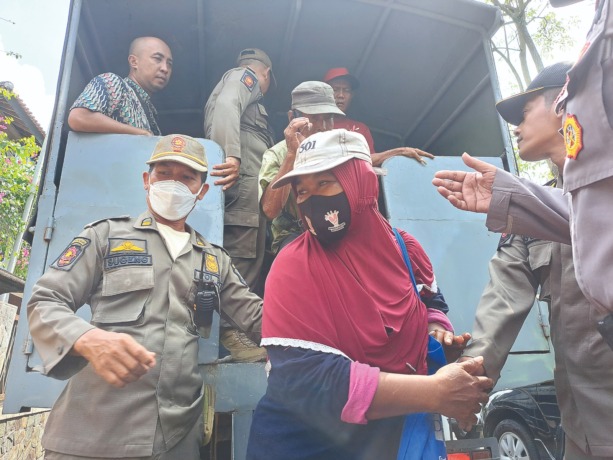 BANDEL: Gepeng ketika digiring ke kantor Satpol PP Tulungagung usai terjaring razia.