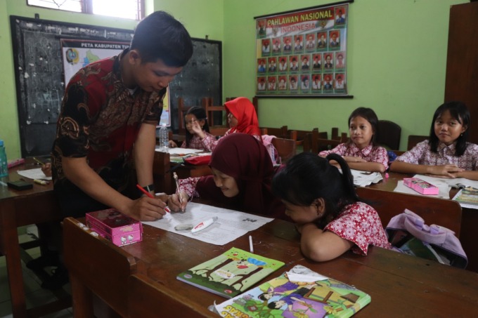 TETAP: Salah satu guru honorer sedang mengajar di salah satu SD di Tulungagung.