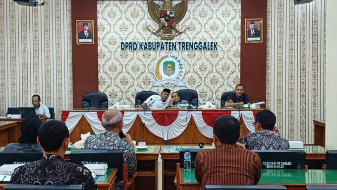SERIUS: Rapat dengar pendapat yang digelar Komisi 3 DPRD Trenggalek dengan OPD mitra.