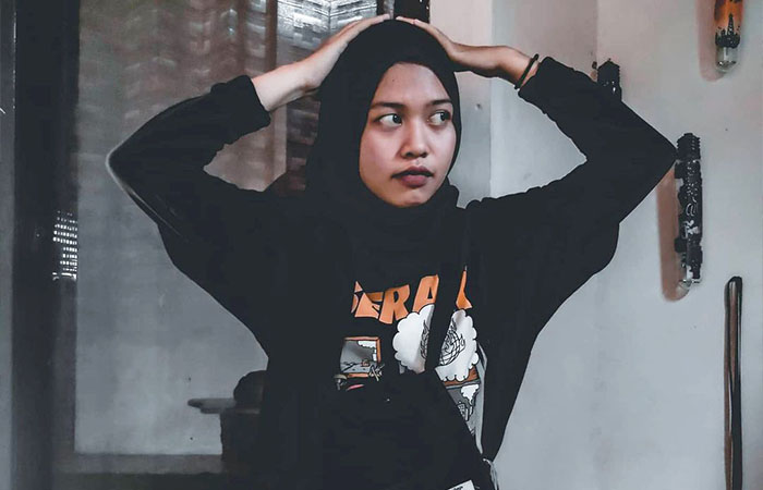 JIWA SENI: Charir Maulita Zain mulai melukis dengan media kaca sejak SMA. Foto kanan, karya perempuan tersebut.