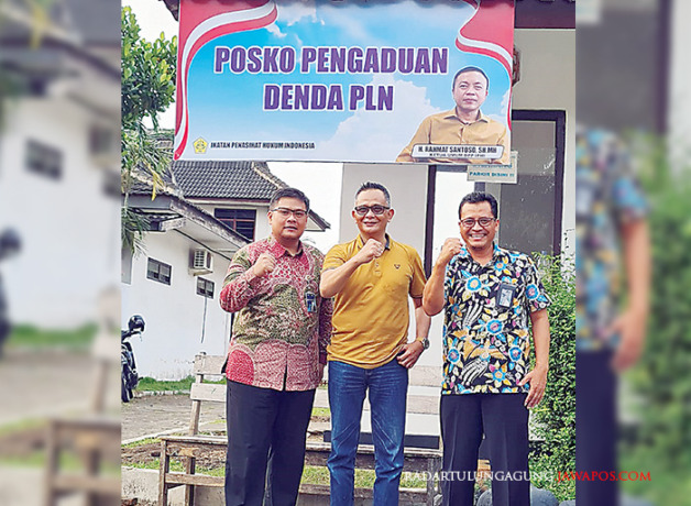 TUNTAS: Manajer UP3 Kediri, Leandra Agung dan Menejer ULP Blitar, Sukardi, bertemu dengan Kuasa Hukum IPHI Joko Mudiyanto di posko pengaduan denda PLN, Wisma Moedari, kemarin (8/5). (ARIS UNTUK RADAR BLITAR)