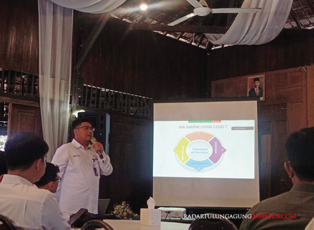 AWAS DENDA: Manajer UP3 PLN Kediri, Leandra Agung menunjukkan batasan aset kelistrikan milik PLN yang ada di rumah pelanggan. (AGUS MUHAIMIN/ RADAR BLITAR)