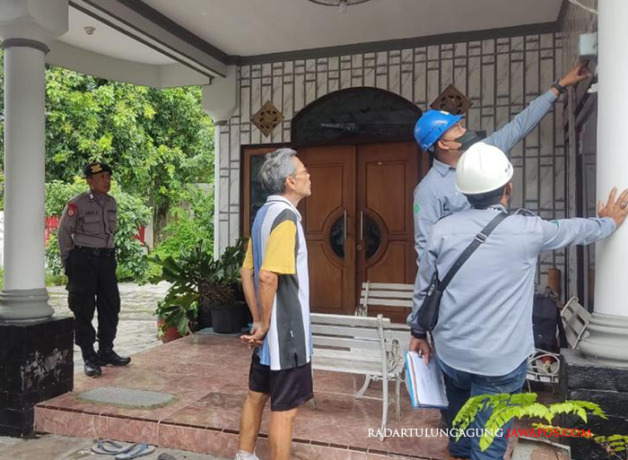 AGAR AMAN: Personel PLN sedang melakukan pemeriksaan kabel dan meteran listrik. (PLN UNTUK RADAR BLITAR)