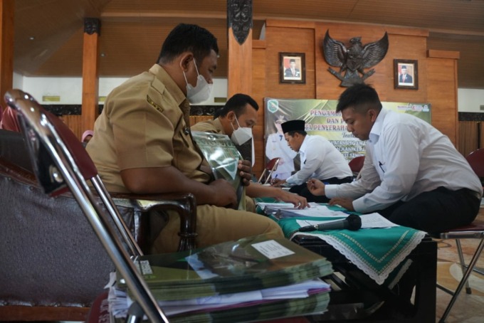 MENANTI: Proses pemberkasan PPPK Trenggalek di Pendapa Manggala Praja Nugraha beberapa waktu lalu.
